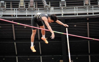 <p><strong>POLE VAULT GOLD</strong>. University of Santo Tomas' Hockett Delos Santos competes in the UAAP Season 87 men's pole vault event at the New Clark City Athletics Stadium in Capas, Tarlac on Sunday (Nov. 17, 2024). He cleared 5.0 meters to bag gold.<em> (UAAP photo)</em></p>