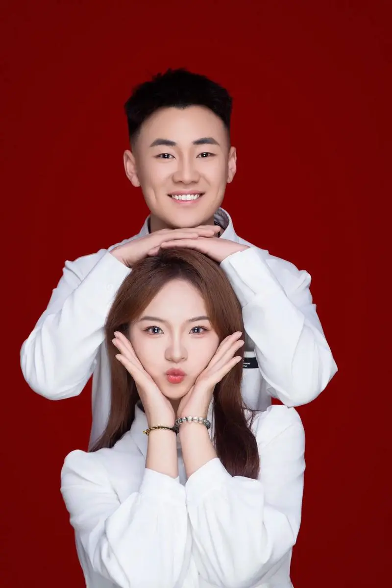 红白衬衫怎么搭配