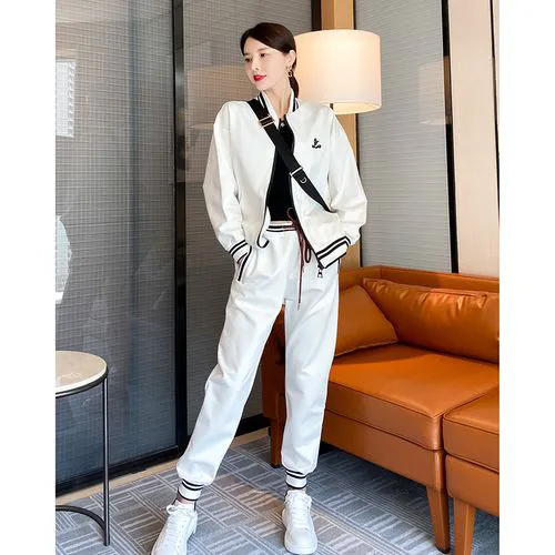 白色运动长外套怎么搭配什么裤子好看图片欣赏