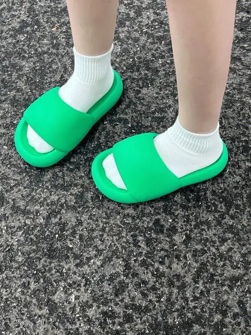 毛线绿色拖鞋怎么搭配