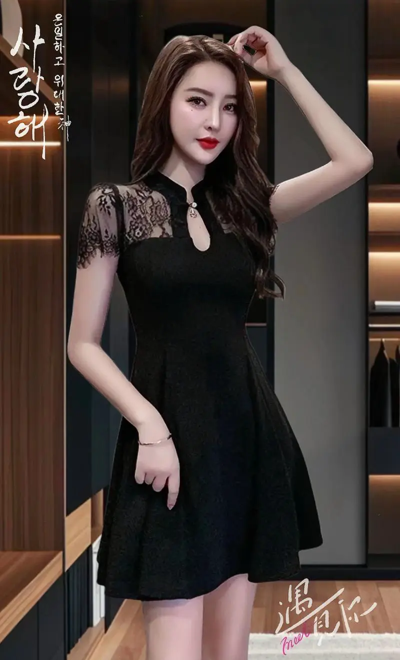 黑色蕾丝a字连衣裙怎么搭配