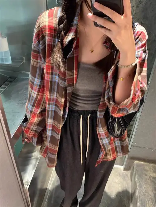 中长款红方格女衬衫怎么搭配