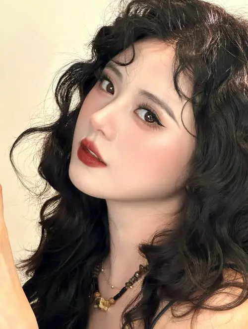 大红唇怎么搭配妆容