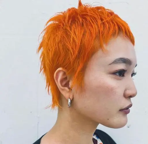染了橙色头发怎么搭配衣服