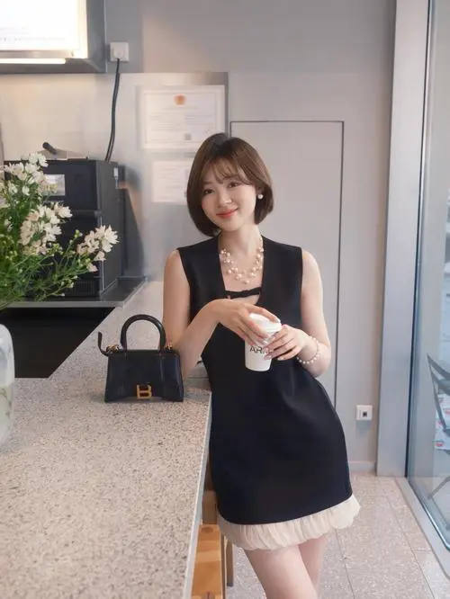 小个子短头发怎么搭配衣服好看图片