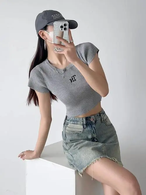 高腰紧身t恤怎么搭配