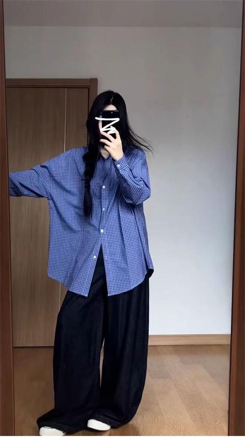 女士蓝色格子衬衫长款外套怎么搭配衣服好看图片