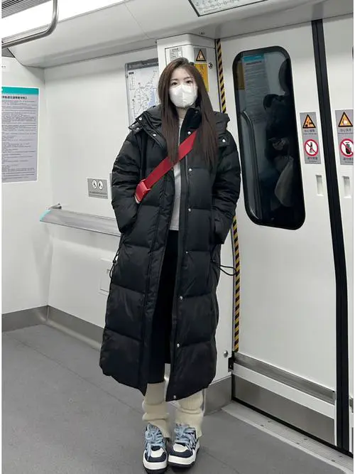 长中黑羽绒服怎么搭配什么裤子