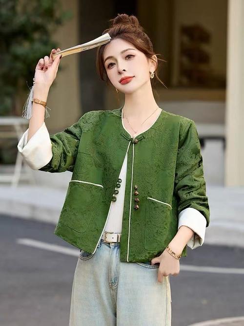 短款外套绿色怎么搭配衣服图片