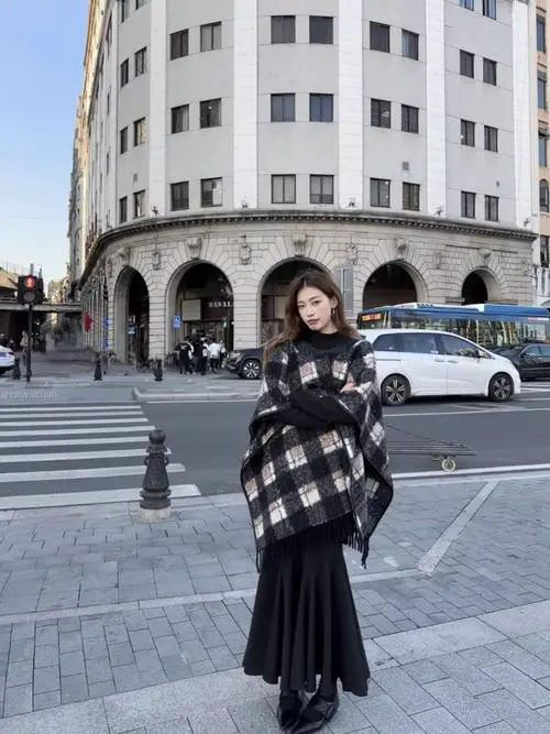 女士斗篷披肩外套怎么搭配