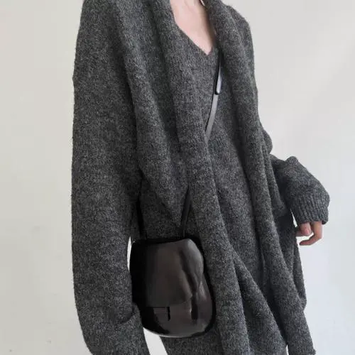 灰色毛衣配什么围巾