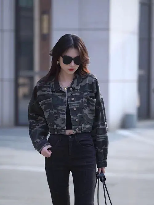迷彩女式风衣怎么搭配