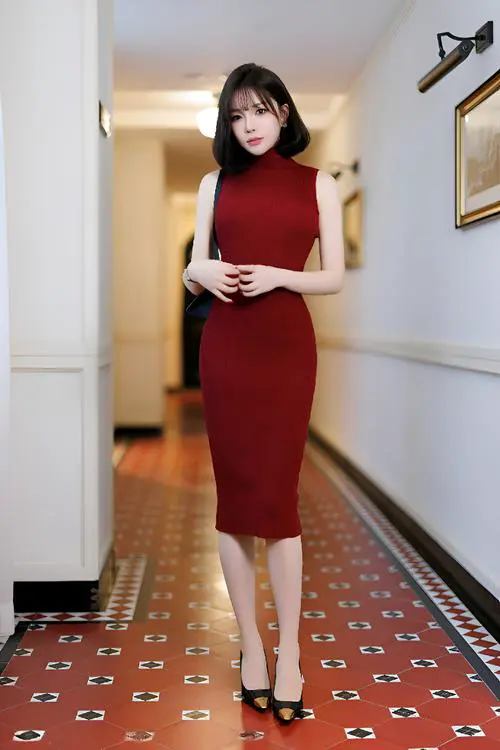 红色无袖修身连衣裙怎么搭配什么外套