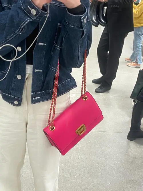 玫红色包怎么搭配