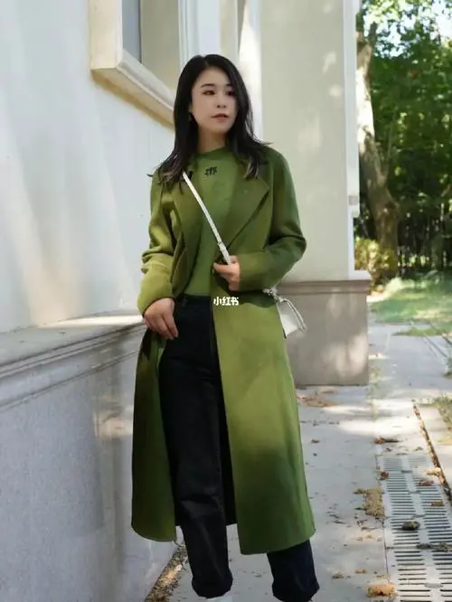 中长绿色外套怎么搭配
