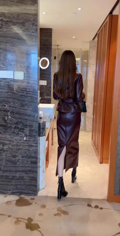 长款皮裙搭配什么外套