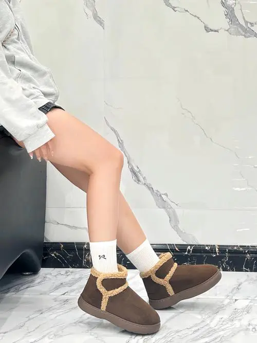 什么颜色雪地靴百搭