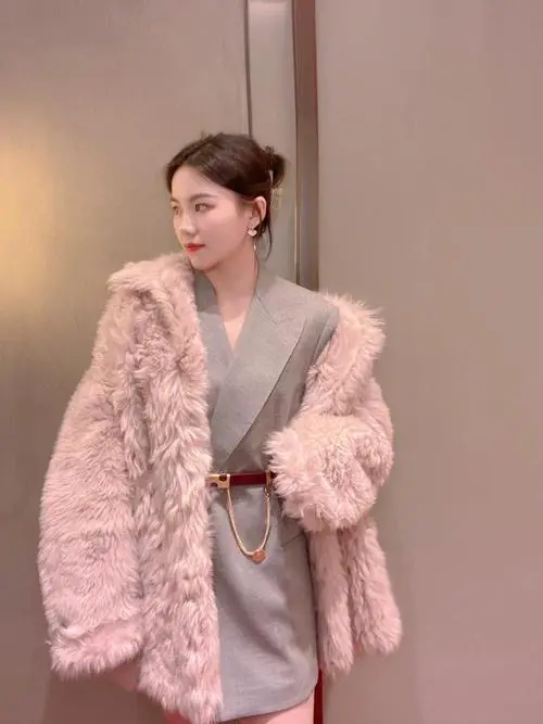 粉色皮草怎么搭配衣服好看图片