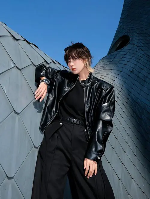 黑色皮衣配什么鞋子