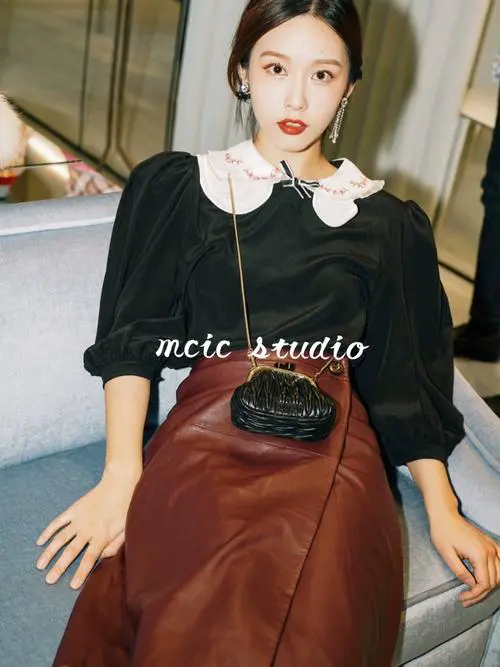 酒红色皮裙怎么搭配什么裤子