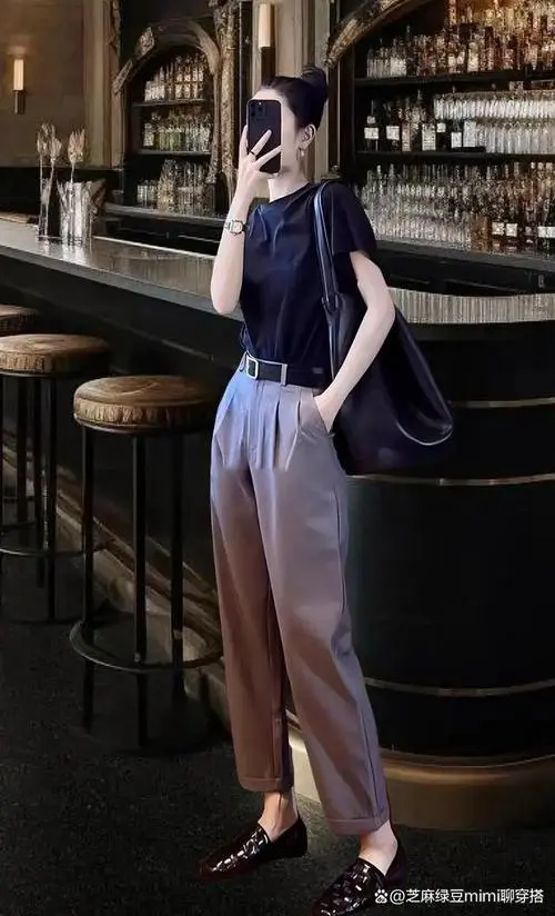 穿黑色上衣配什么裤子