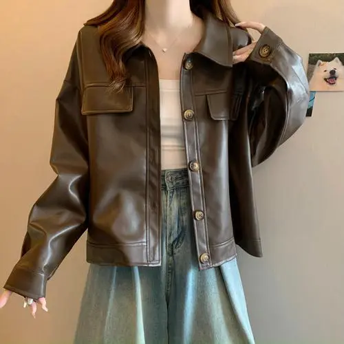 衣领袖子等有毛的粽色短皮外套怎么搭配打底衫