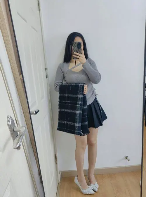 黑黄格子裙子怎么搭配什么围巾好看