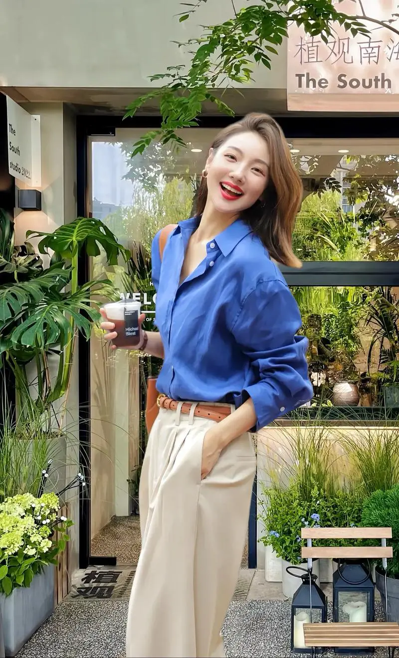 蓝色休闲裤配什么上衣