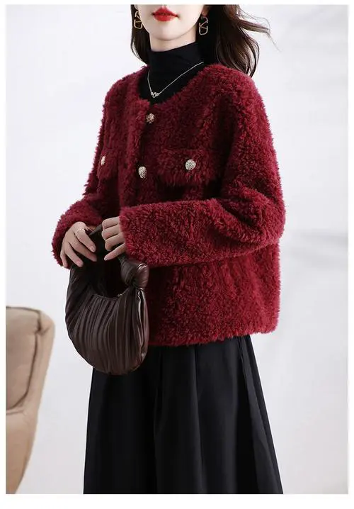 红色皮毛一体外套怎么搭配鞋子