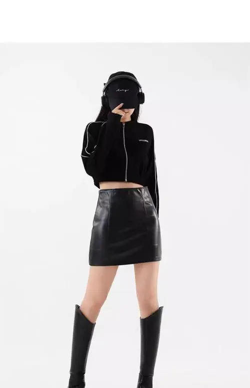 秋冬小黑皮裙怎么搭配