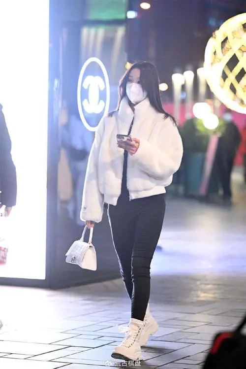 短靴子配什么裤子好看