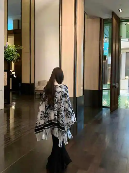 流苏斗篷披肩怎么搭配