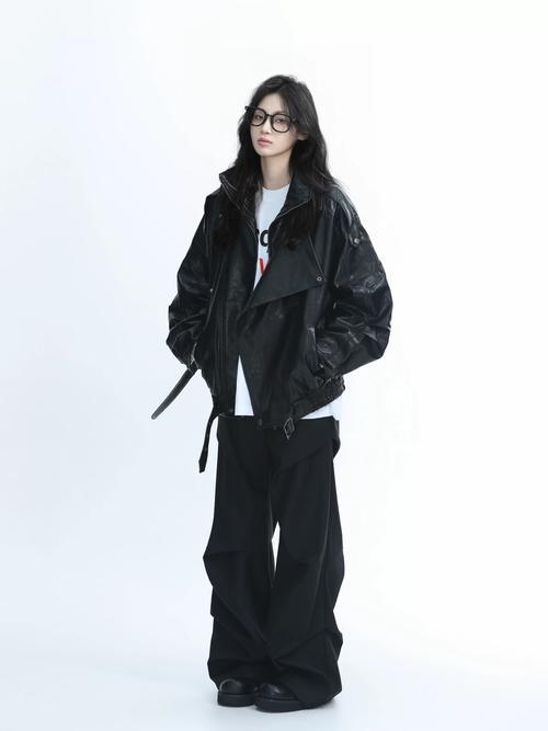 机车领皮衣怎么搭配什么裤子