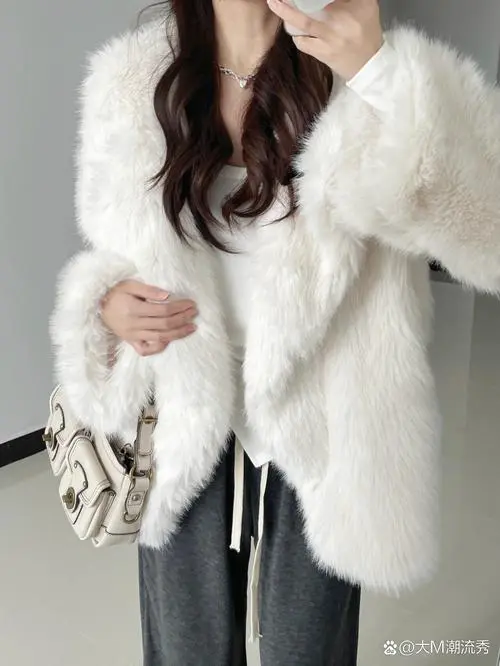灰色皮草上衣怎么搭配
