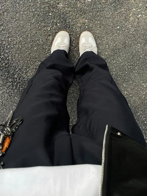 黑色皮衣配什么鞋子