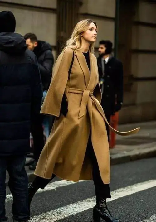 驼色廓形大衣怎么搭配