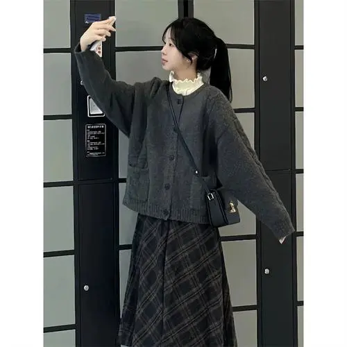 长款灰色针织外套怎么搭配什么裤子好看图片欣赏