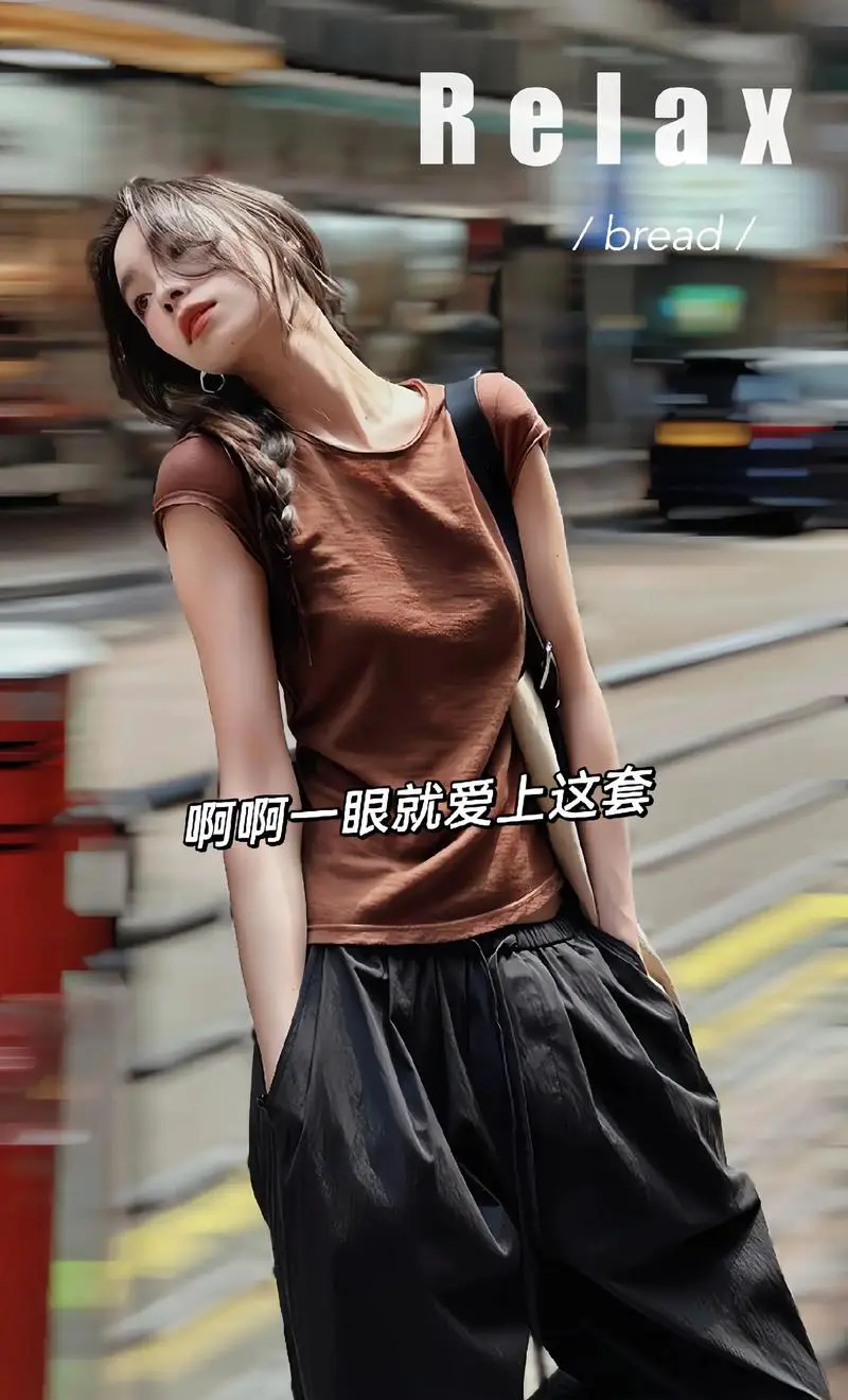 咖啡色t恤配什么裤子