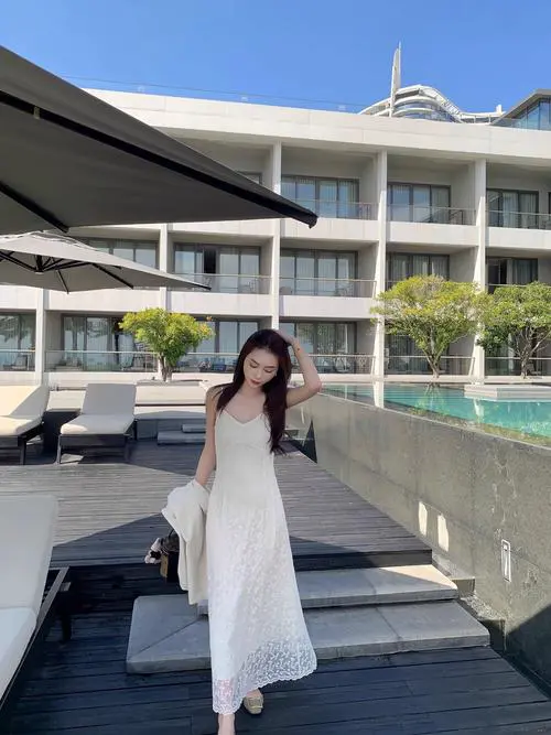 吊带蕾丝裙怎么搭配裤子