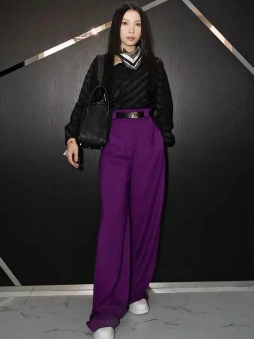 深紫色裤子配什么上衣