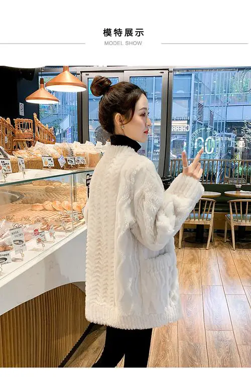 白色羊剪绒大衣怎么搭配穿