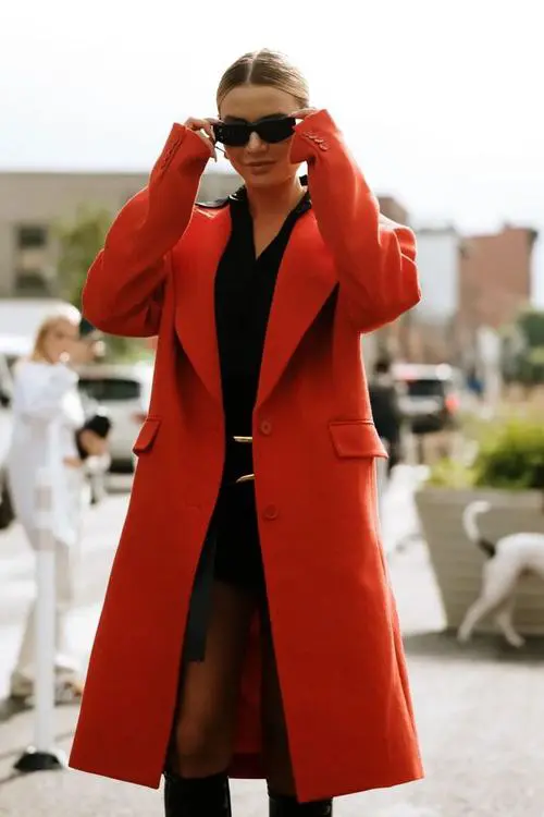 大红色长外套怎么搭配衣服好看图片欣赏