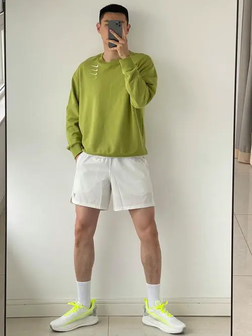 荧光色的鞋子怎么搭配衣服