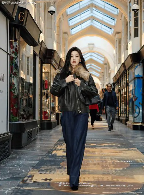 皮衣跟牛仔裤怎么搭配