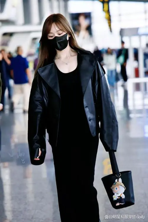 黑色皮衣内搭什么好看