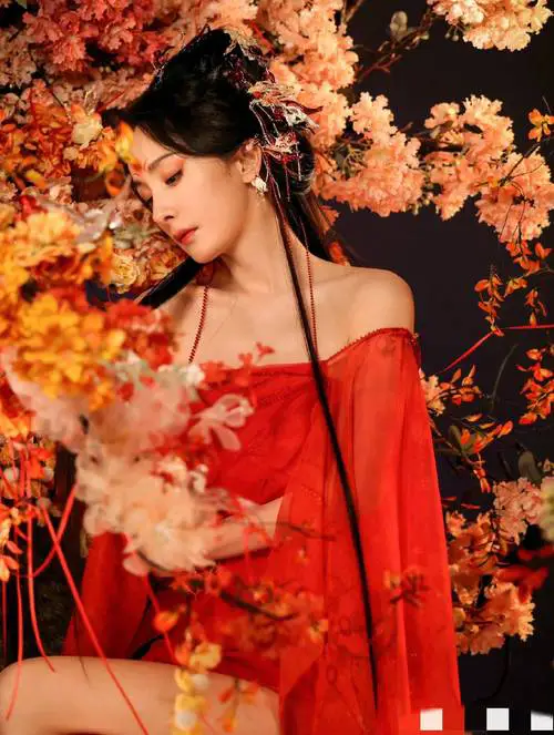 红色衣服配什么眼影