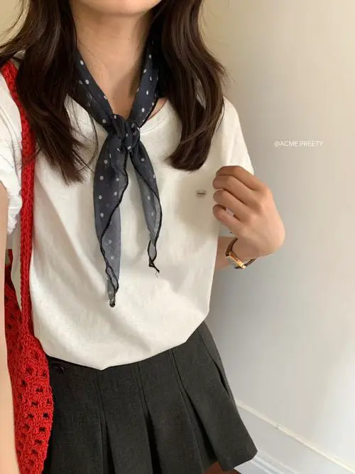 短丝巾怎么搭配衣服