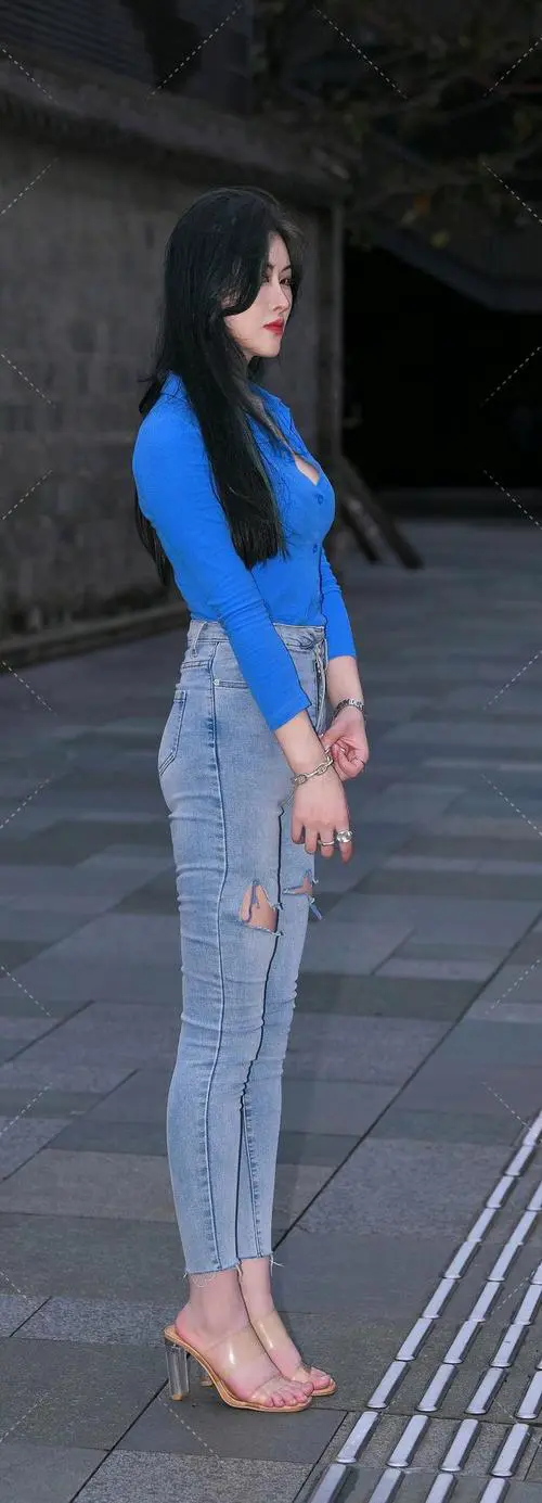 蓝色韩版休闲上衣怎么搭配什么裤子好看图片欣赏