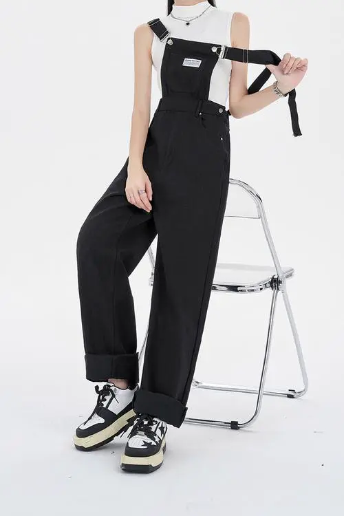 黑色上衣背带牛仔裤怎么搭配