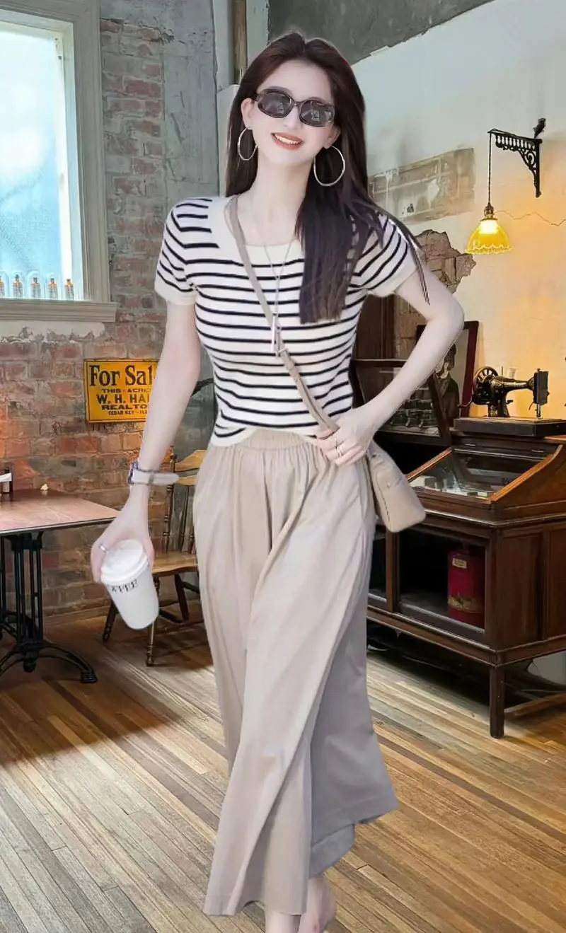 深色条纹t恤怎么搭配